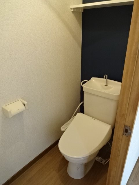 トイレ　写真は103号室です（参考）