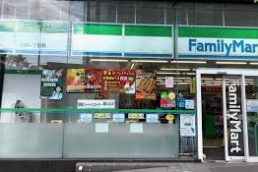 コンビニ　ファミリーマート 三田一丁目店（コンビニ）まで135m