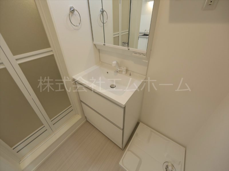 洗面設備　脱衣所　独立洗面台（シャンプードレッサー付）同型写真