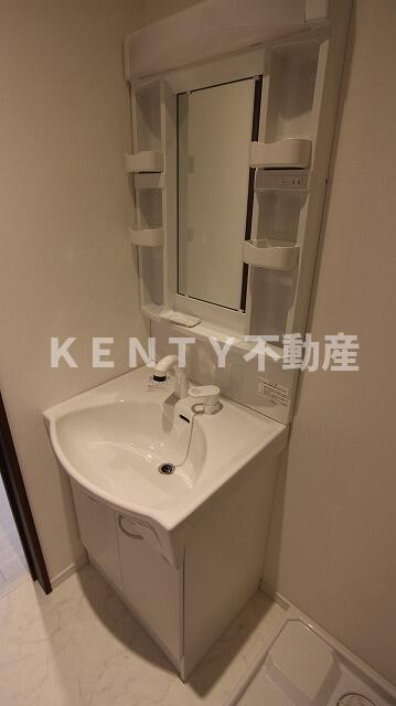 洗面設備　ゆったりとスペースのある洗面所