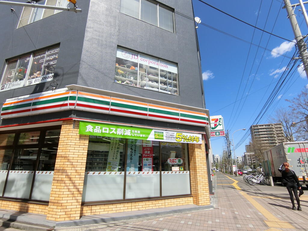 コンビニ　セブンイレブン札幌大通東4丁目店（コンビニ）まで164m