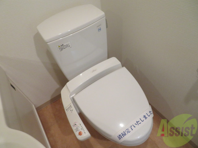 玄関　こちらはトイレです。清潔感があり、安心して使用できます。