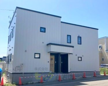 建物外観　駐車料金無料の新築３ＬＤＫテラスハウスです♪