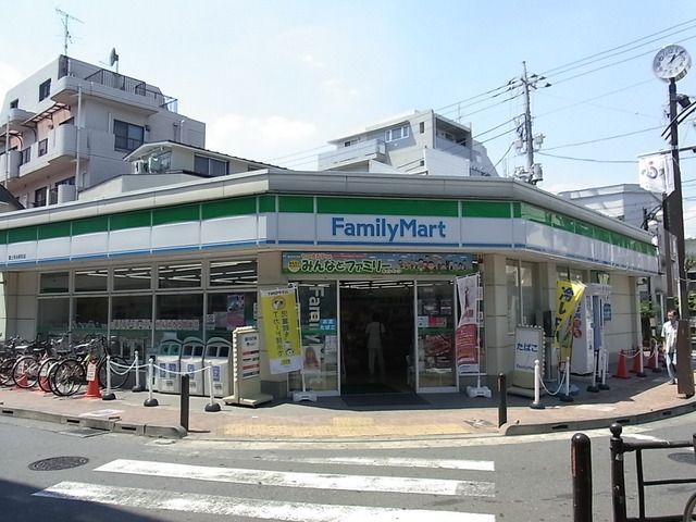 コンビニ　ファミリーマート（コンビニ）まで680m