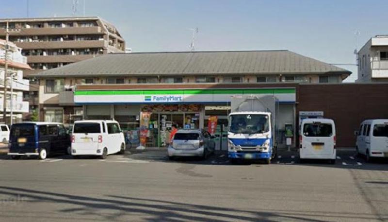 コンビニ　ファミリーマート（コンビニ）まで300m