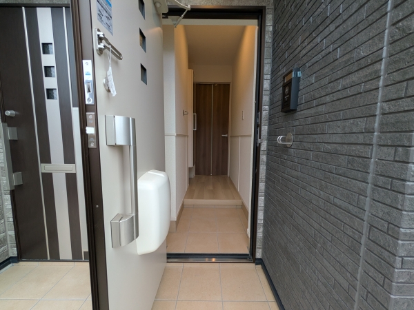 玄関　※参考写真　同建築メーカー施工の同間取完成他物件のものです。