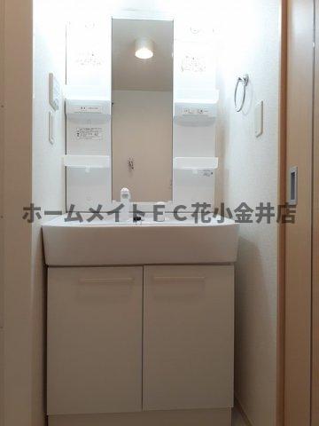 洗面設備　ゆったりとスペースのある洗面所
