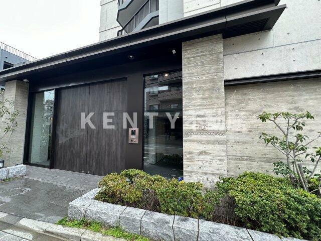 エントランス　落ち着いたエントランスです