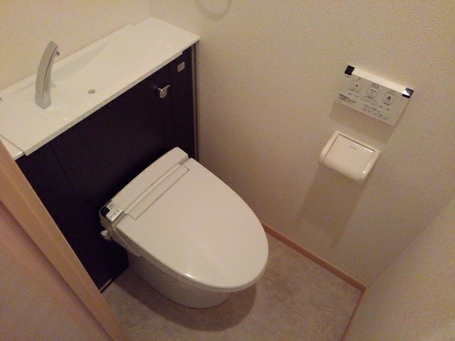 トイレ　嬉しい個室温水洗浄便座♪