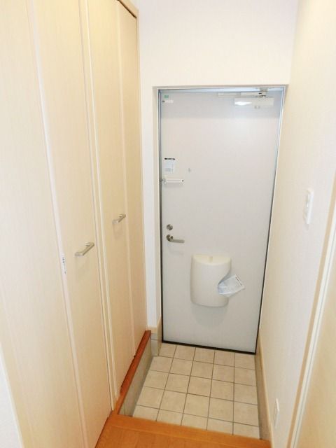 玄関　玄関横には収納がたっぷりあります。
