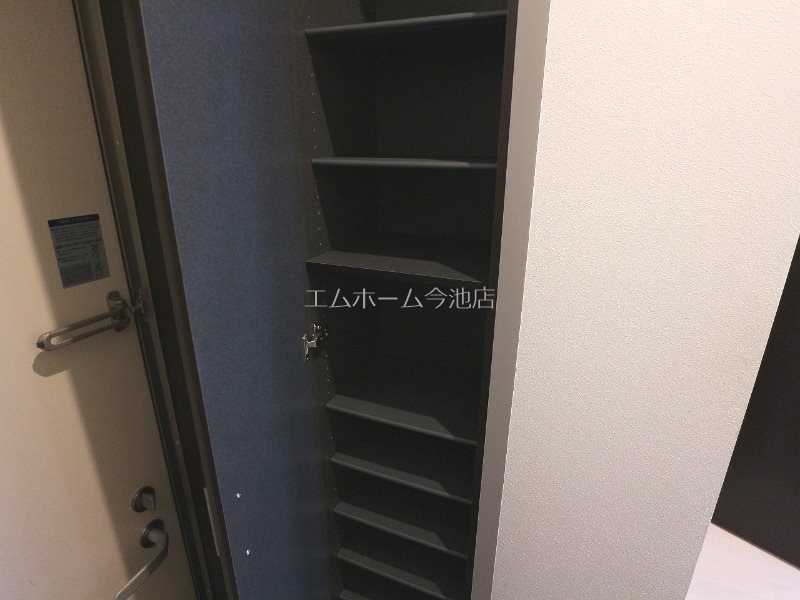 玄関　玄関　シューズボックス充実しています