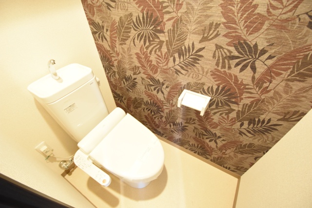 トイレ　温水洗浄便座付きのトイレです♪
