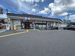 コンビニ　セブンイレブン西京極運動公園店（コンビニ）まで121m