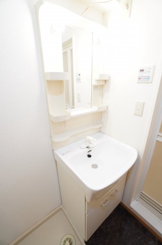 洗面設備　※同物件・反転タイプの写真です。