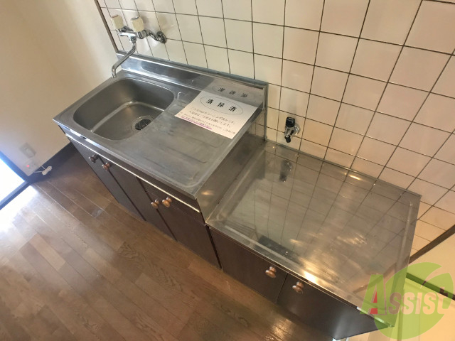 キッチン　十分な大きさのキッチンですね。２口コンロも置けます。