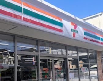 コンビニ　セブンイレブン 世田谷北烏山9丁目店（コンビニ）まで65m