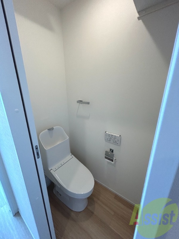 トイレ　トイレは温水洗浄便座となっております。上部に棚もありますね。