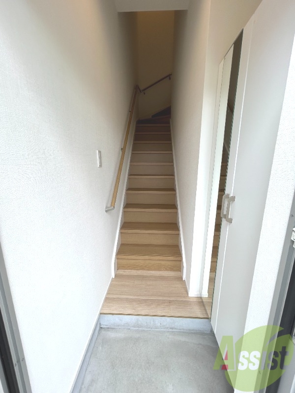 玄関　玄関からはこんな感じ。階段を上って居室へ向かいます。