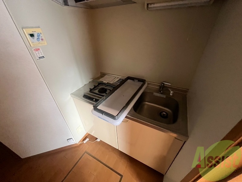 キッチン　キッチンは部屋と分かれています。シンプルなつくりですね。