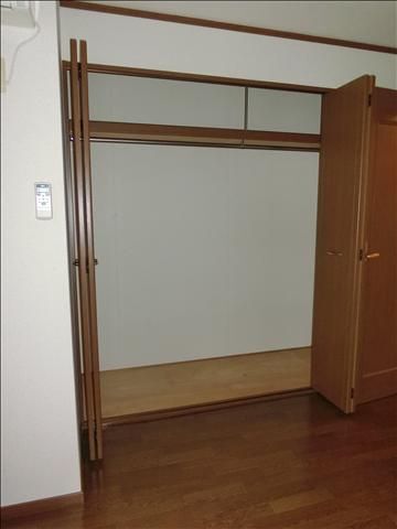 収納　クローゼットタイプで洋服が沢山収納できます。