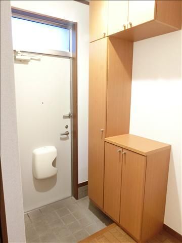 玄関　玄関には下駄箱もあります。