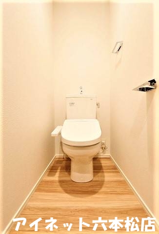 トイレ　ウォシュレット完備。