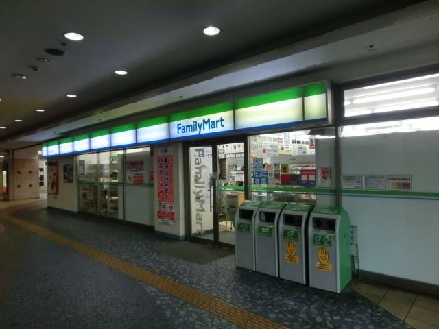 コンビニ　ファミリーマート（コンビニ）まで400m