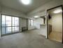 居室・リビング　日当たりが良くて心地よく過ごせそうなお部屋です。