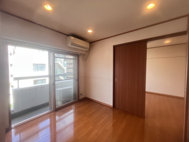その他部屋・スペース　寝室に大きな窓があり、広々しておりますね♪
