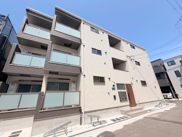 建物外観　閑静な住宅地にある、落ちついた色合いのキレイな建物です。