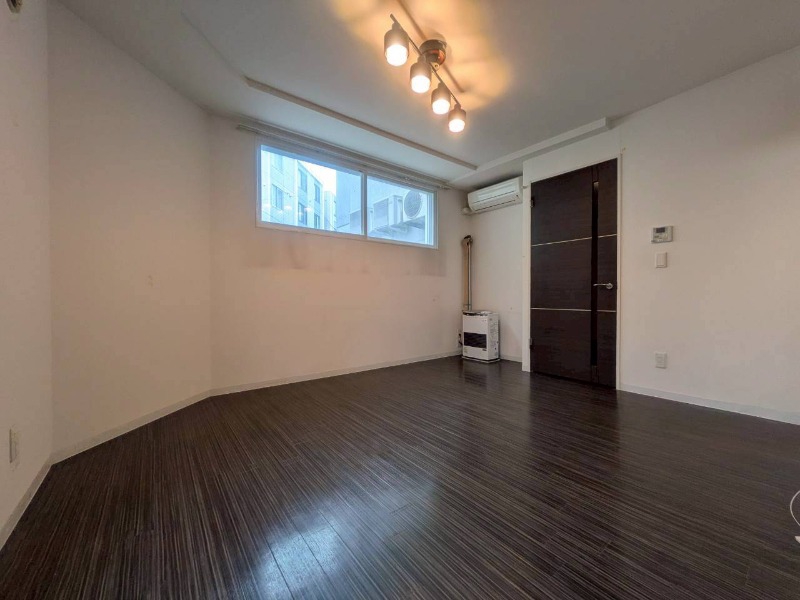 居室・リビング　日当たりが良くて心地よく過ごせそうなお部屋です。