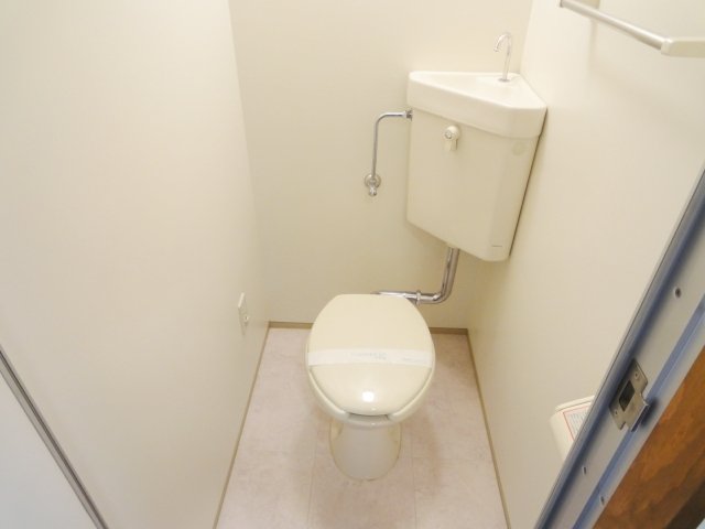 トイレ　同物件別号室のものです。