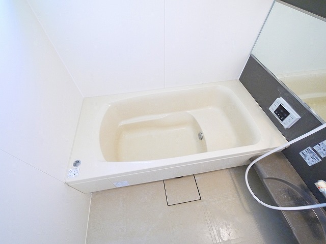 バス・シャワールーム　コンパクトで使いやすいお風呂です