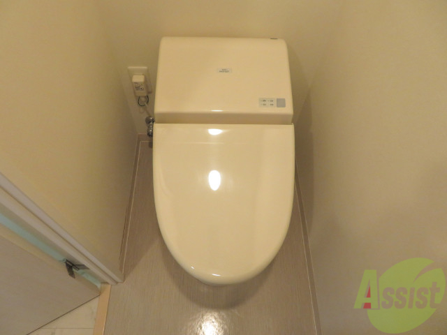 トイレ　温水便座機能付きで快適なお手洗いで、充分な広さです。