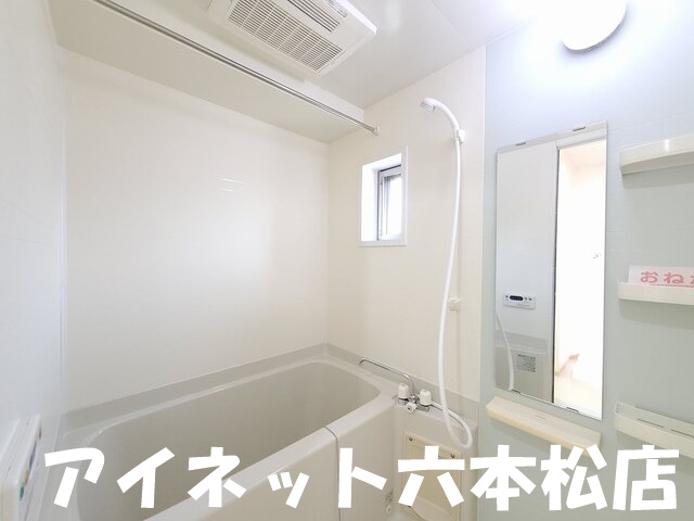 バス・シャワールーム　１日の疲れを流しましょう。