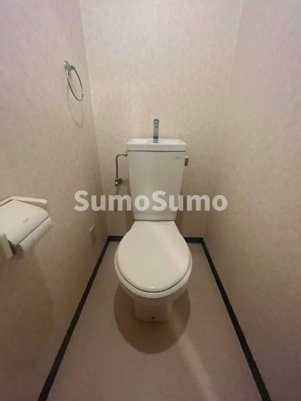 トイレ　落ち着いた色調のトイレです