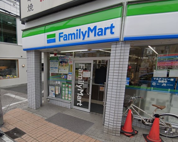 コンビニ　ファミリーマート（コンビニ）まで722m