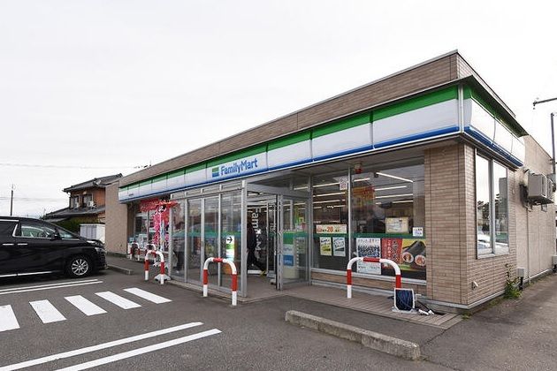 コンビニ　ファミリーマート（コンビニ）まで750m