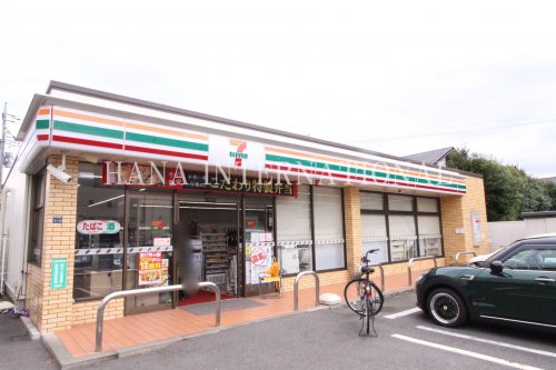 コンビニ　セブンイレブン（コンビニ）まで783m