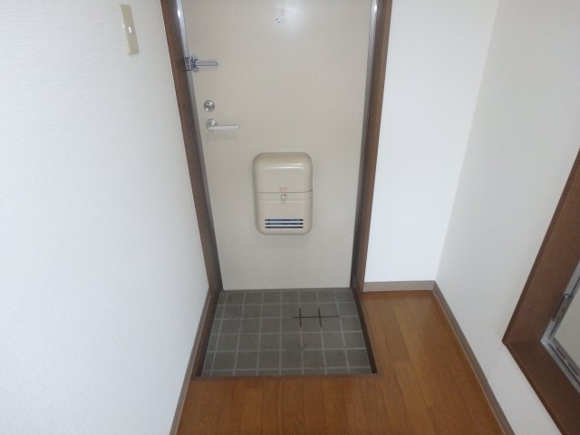 玄関　他のお部屋の参考写真となります。