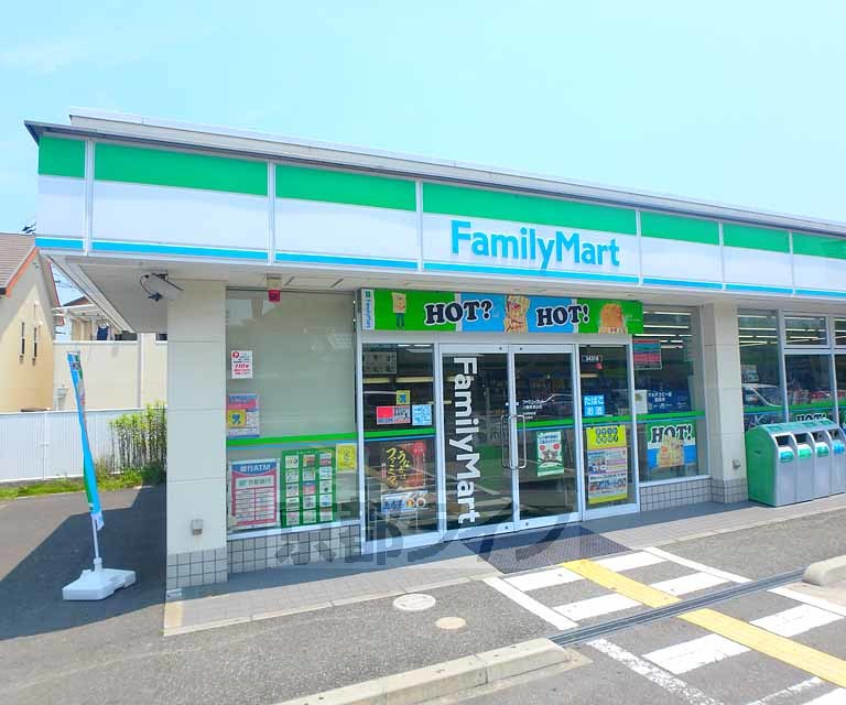 コンビニ　ファミリーマート 八幡美濃山店（コンビニ）まで816m