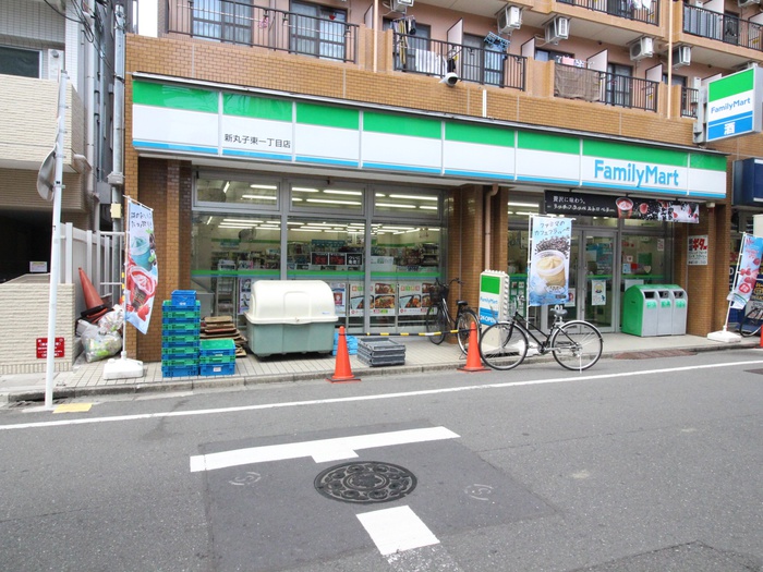 コンビニ　ファミリーマート（コンビニ）まで240m