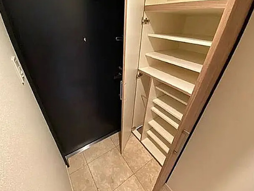 玄関　別部屋の画像を使用しております。