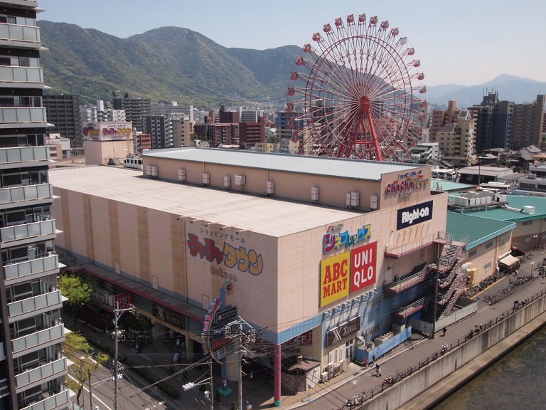 ショッピングセンター　チャチャタウン小倉（ショッピングセンター）まで526m