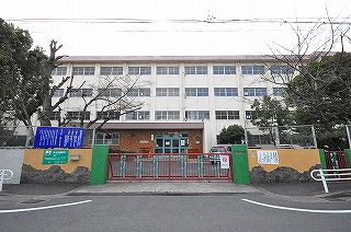 小学校　北九州市立足立小学校（小学校）まで451m