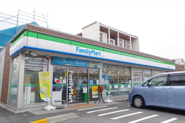 コンビニ　ファミリーマート　横須賀大津町店（コンビニ）まで584m