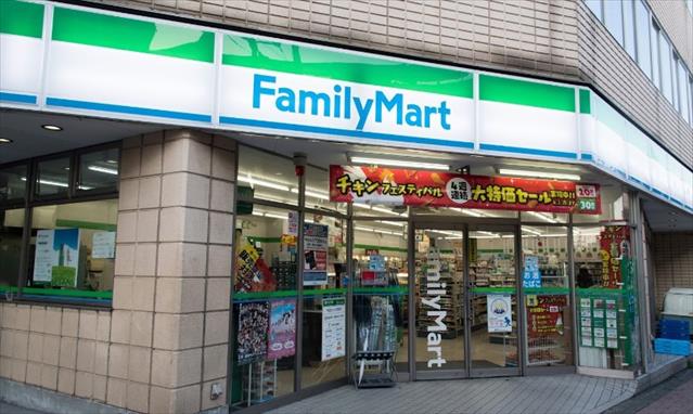 コンビニ　ファミリーマート（コンビニ）まで535m