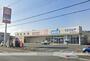 ドラックストア　ウエルシア富士松本店（ドラッグストア）まで590m