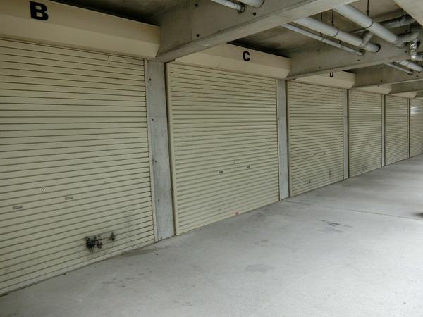 駐車場　シャッター付ガレージ！