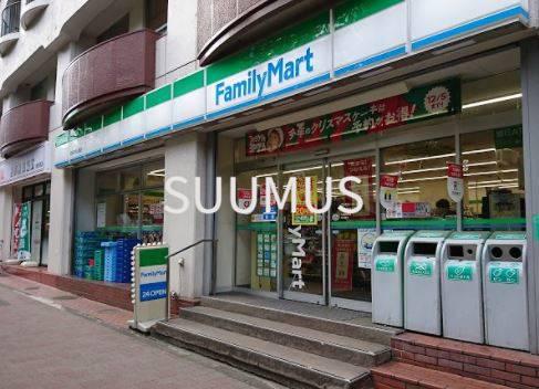 コンビニ　ファミリーマート 新宿中央公園店（コンビニ）まで691m